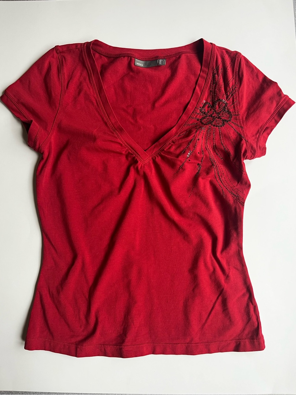 Vintage Red V‑Neck Cap Sleeve Tee with Beaded Floral Accent